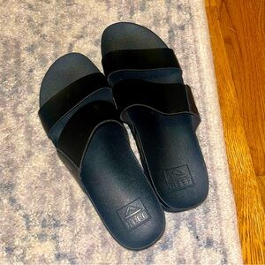 Cute platform, REEF Cushion Vista Hi, leather, black sandals, worn twice!